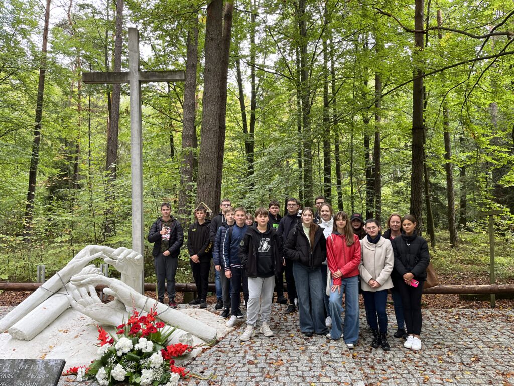 Uczestnicy XVIII Patriotycznej Drogi Krzyżowej przy Grobach w turzńskim lesie.